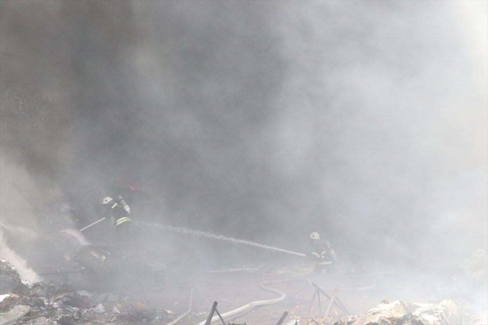 Gaziantep'te depoda çıkan yangına müdahale ediliyor