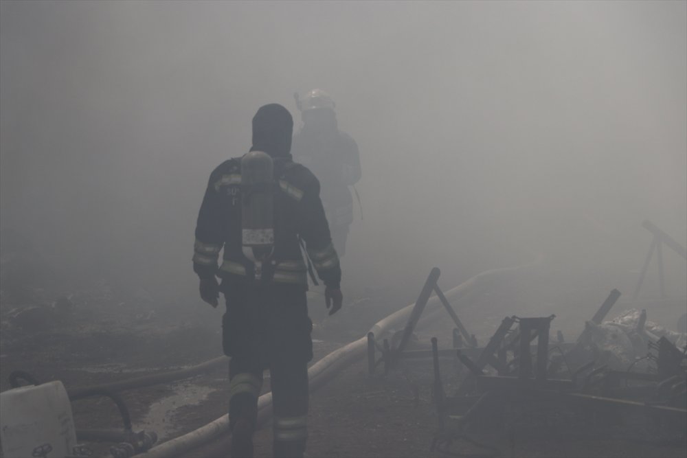 Gaziantep'te depoda çıkan yangına müdahale ediliyor
