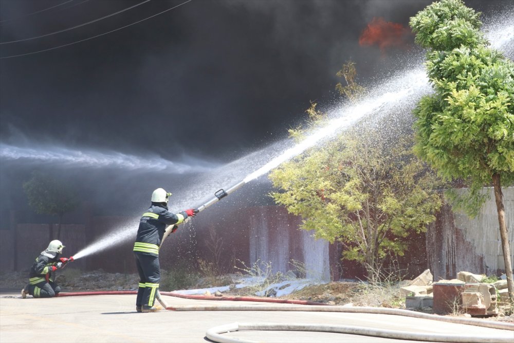 Gaziantep'te depoda çıkan yangına müdahale ediliyor