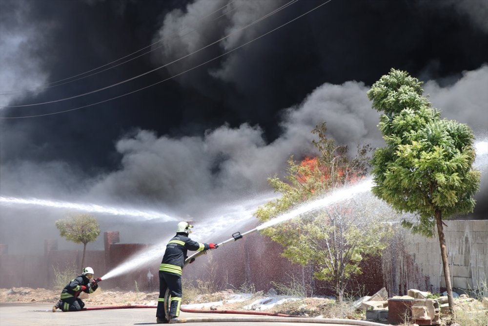 Gaziantep'te depoda çıkan yangına müdahale ediliyor