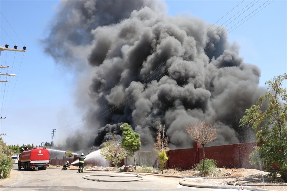 Gaziantep'te depoda çıkan yangına müdahale ediliyor