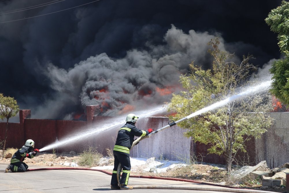 Gaziantep'te depoda çıkan yangına müdahale ediliyor