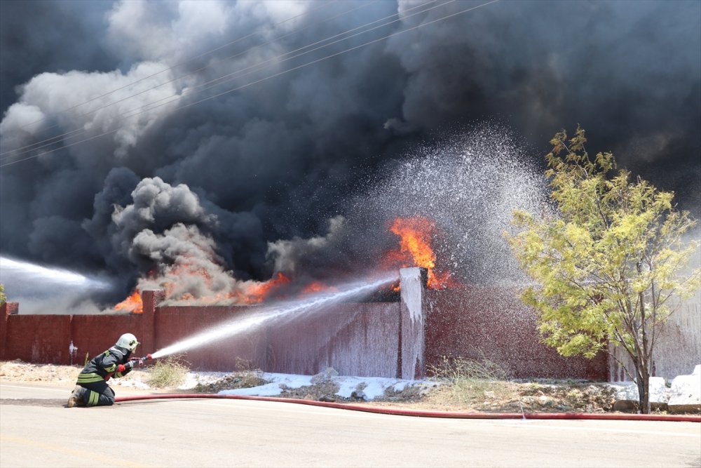Gaziantep'te depoda çıkan yangına müdahale ediliyor