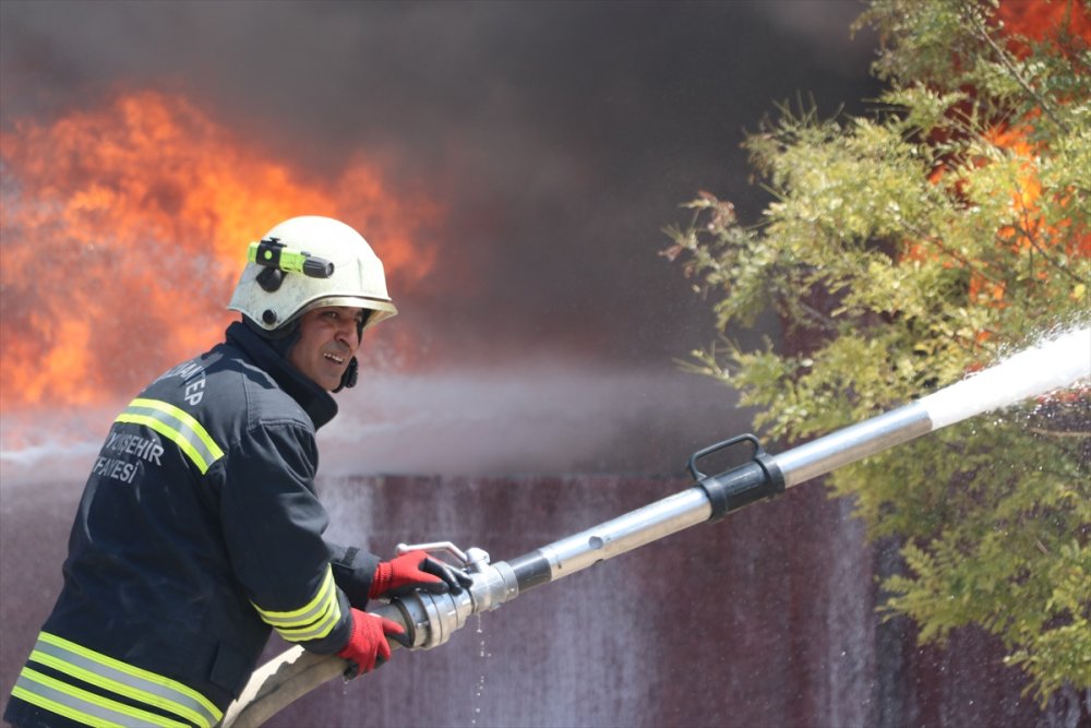 Gaziantep'te depoda çıkan yangına müdahale ediliyor