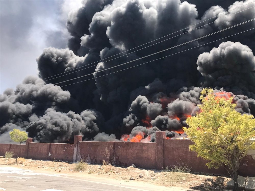 Gaziantep'te depoda çıkan yangına müdahale ediliyor