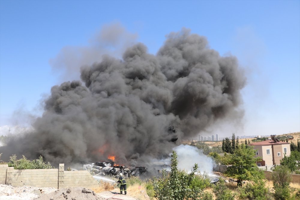 Gaziantep'te depoda çıkan yangına müdahale ediliyor