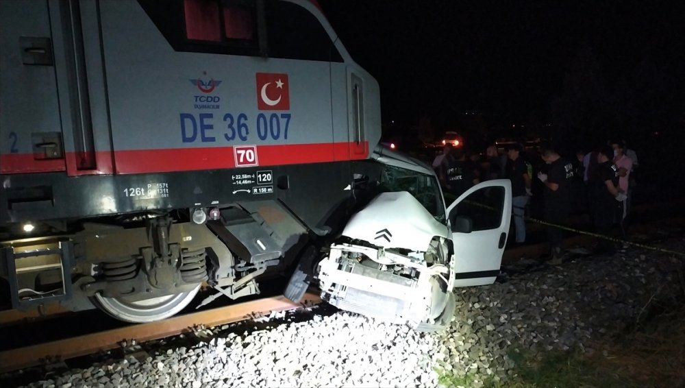 Uşak'ta hemzemin geçitte kaza: 2 ölü