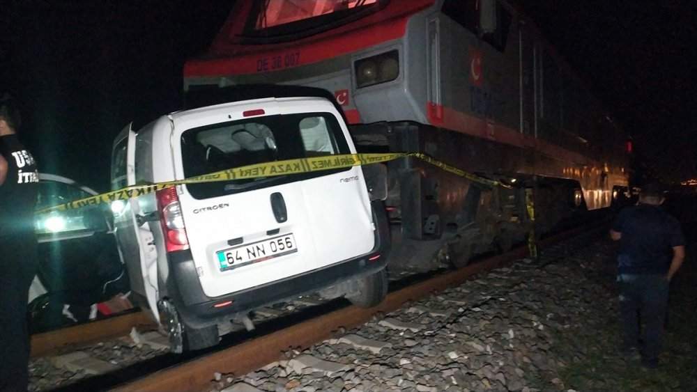 Uşak'ta hemzemin geçitte kaza: 2 ölü