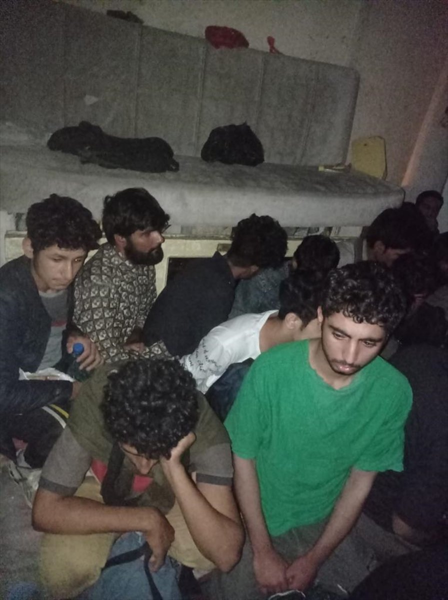 Van Emniyet Müdürlüğü kentte bir apartmanda 115 düzensiz göçmenin yakalandığını açıkladı: