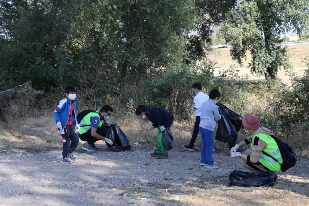 Edirne'de din görevlileri, öğrenci ve gönüllüler Tunca Nehri'nin çevresini temizledi