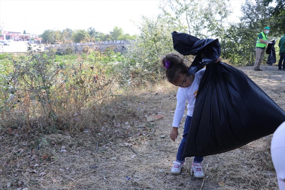 Edirne'de din görevlileri, öğrenci ve gönüllüler Tunca Nehri'nin çevresini temizledi
