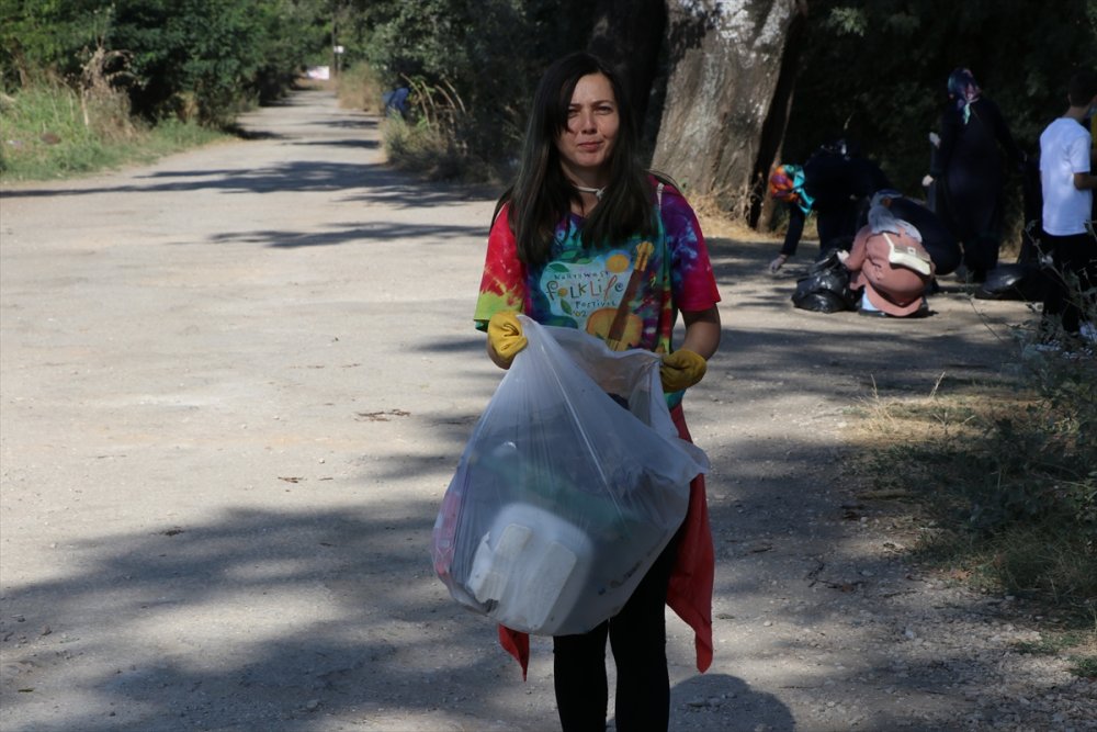 Edirne'de din görevlileri, öğrenci ve gönüllüler Tunca Nehri'nin çevresini temizledi