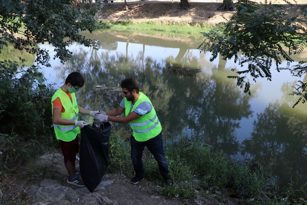 Edirne'de din görevlileri, öğrenci ve gönüllüler Tunca Nehri'nin çevresini temizledi