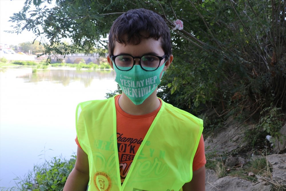 Edirne'de din görevlileri, öğrenci ve gönüllüler Tunca Nehri'nin çevresini temizledi