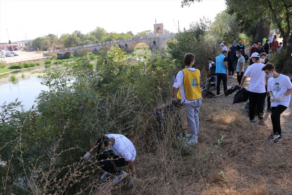 Edirne'de din görevlileri, öğrenci ve gönüllüler Tunca Nehri'nin çevresini temizledi