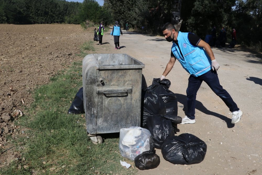 Edirne'de din görevlileri, öğrenci ve gönüllüler Tunca Nehri'nin çevresini temizledi
