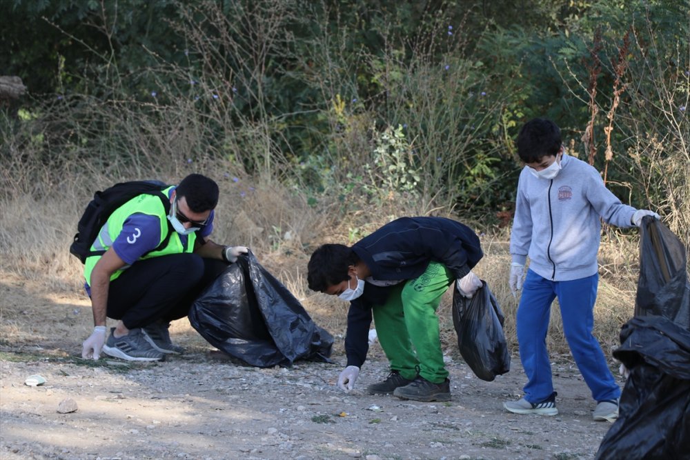 Edirne'de din görevlileri, öğrenci ve gönüllüler Tunca Nehri'nin çevresini temizledi
