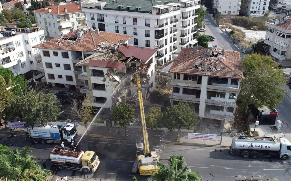 Büyükçekmece'de risk taşıyan 3 bina yıkıldı