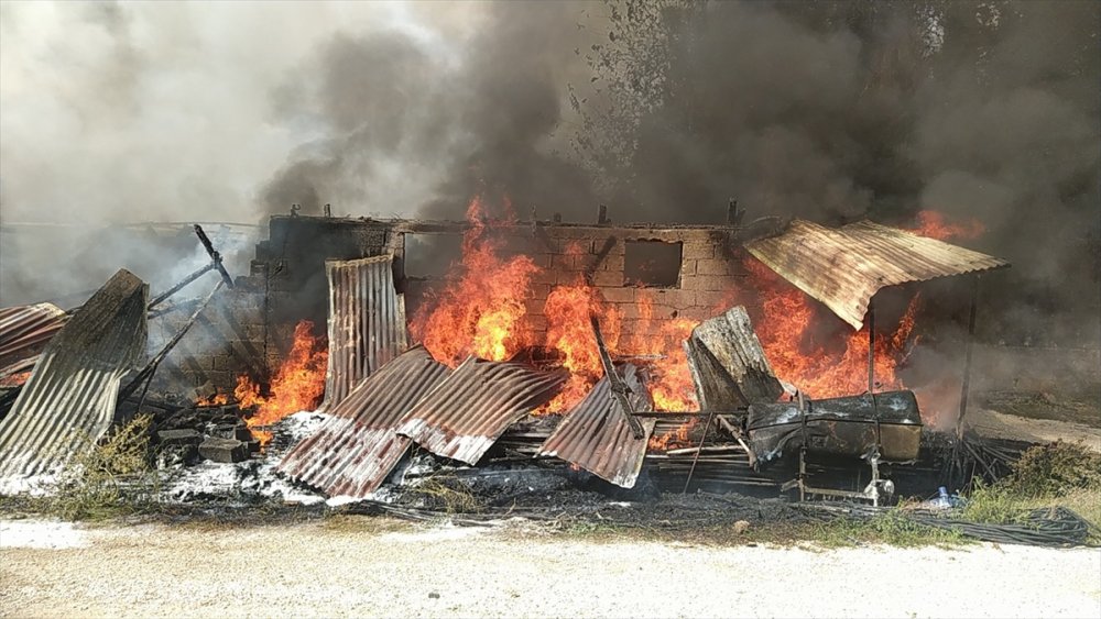 Sakarya'da tarım aletlerinin bulunduğu depoda çıkan yangın hasara neden oldu