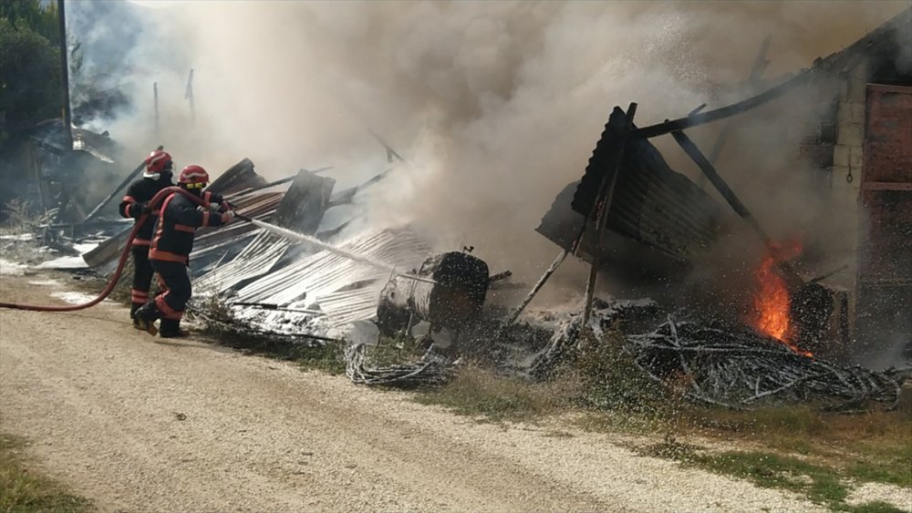Sakarya'da tarım aletlerinin bulunduğu depoda çıkan yangın hasara neden oldu