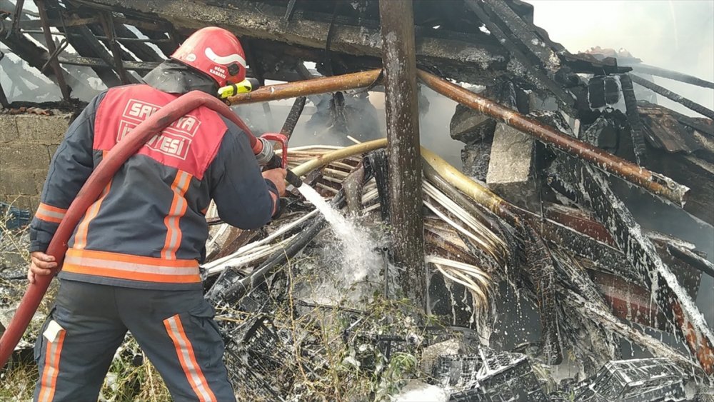 Sakarya'da tarım aletlerinin bulunduğu depoda çıkan yangın hasara neden oldu