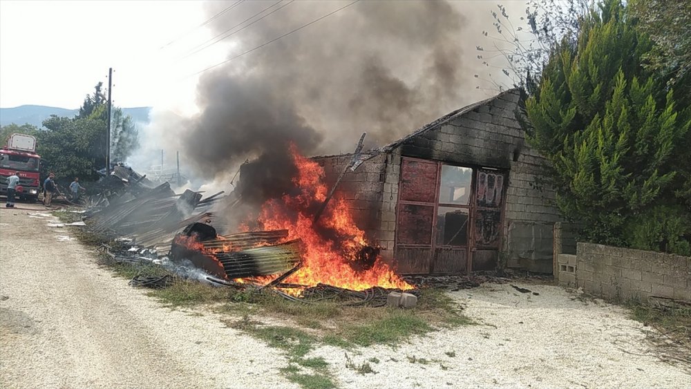 Sakarya'da tarım aletlerinin bulunduğu depoda çıkan yangın hasara neden oldu
