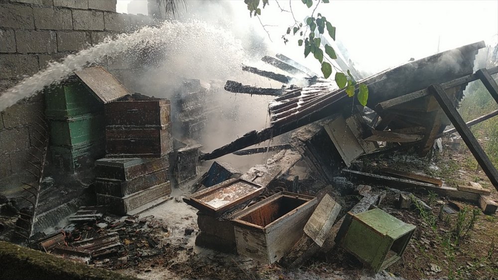 Sakarya'da tarım aletlerinin bulunduğu depoda çıkan yangın hasara neden oldu