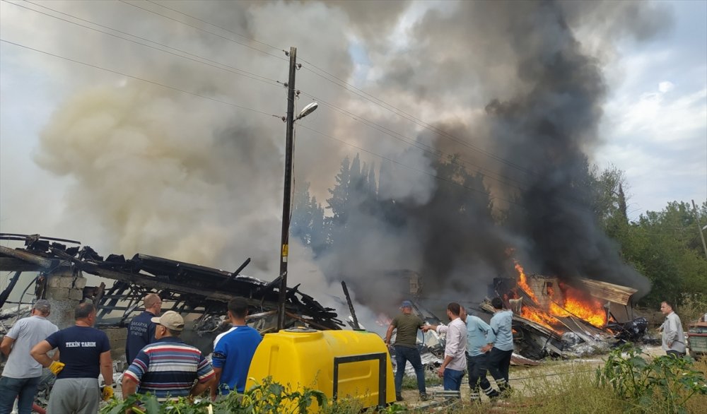 Sakarya'da tarım aletlerinin bulunduğu depoda çıkan yangın hasara neden oldu