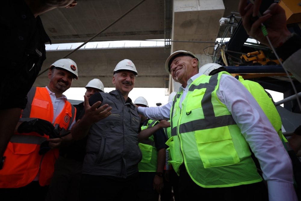 Bakan Karaismailoğlu, 1915 Çanakkale Köprüsü'nün "kedi yolu"ndan kıtalar arası geçişini tamamladı