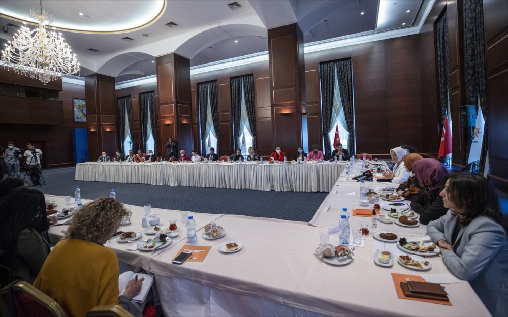 AK Parti lise eğitimi almamış kadınlar için "Nerede kalmıştık" seferberliği başlatıyor