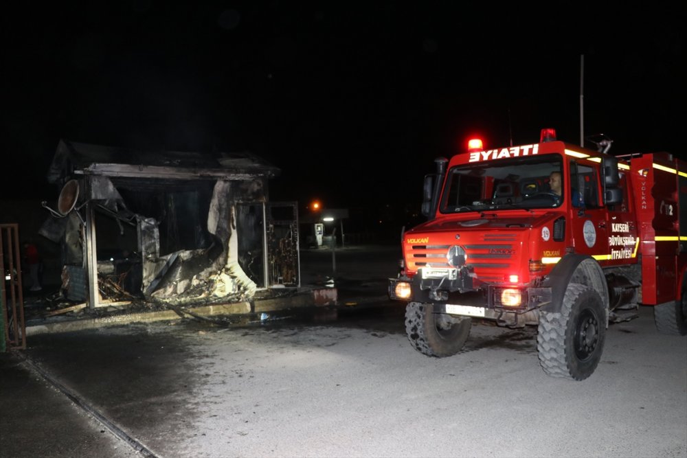 Kayseri'de işten çıkarıldığı belirtilen kepçe operatörü iş makinesi ve güvenlik kulübesini yaktı
