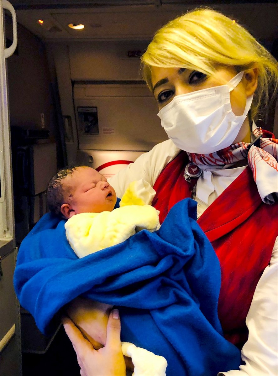 THY'nin Şikago uçuşunda bir bebek dünyaya geldi