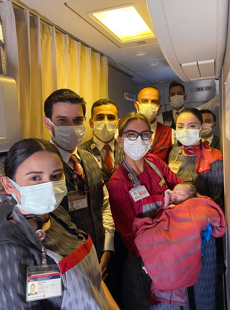 THY'nin Şikago uçuşunda bir bebek dünyaya geldi