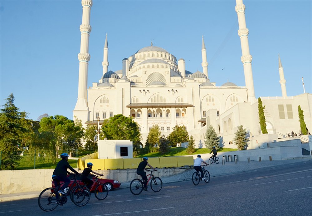 Üsküdarlı gençler müftü ve imamlarla "iki teker iki dünya" sloganıyla pedal çeviriyor