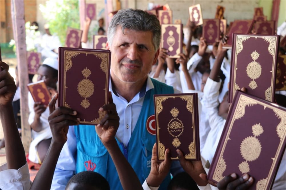 Türkiye Diyanet Vakfı Çad'da Kur'an-ı Kerim dağıttı