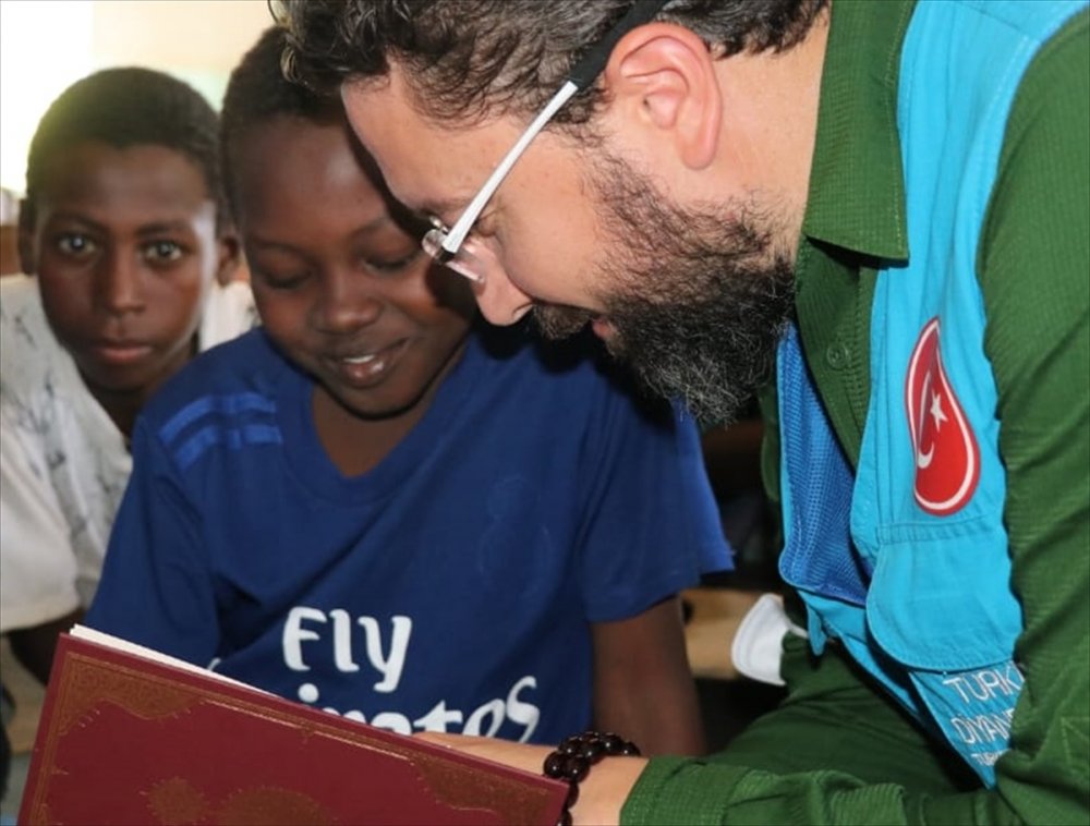 Türkiye Diyanet Vakfı Çad'da Kur'an-ı Kerim dağıttı