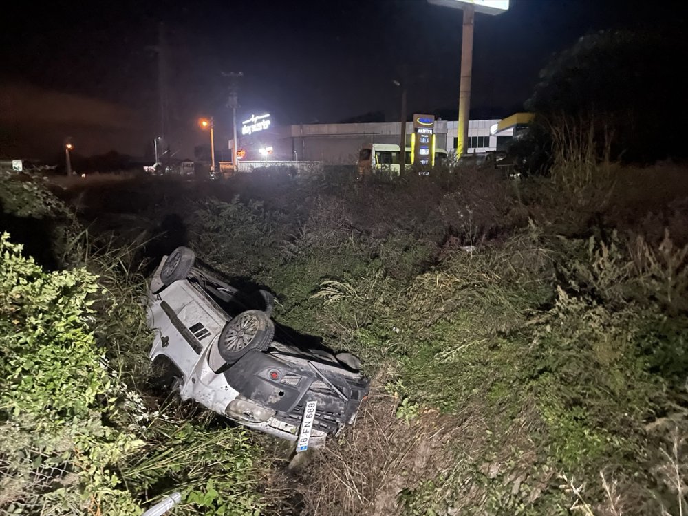 Anadolu Otoyolu'nda hafif ticari aracın devrilmesi sonucu 2 kişi yaralandı