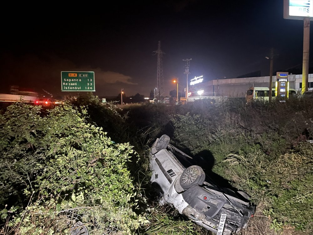 Anadolu Otoyolu'nda hafif ticari aracın devrilmesi sonucu 2 kişi yaralandı
