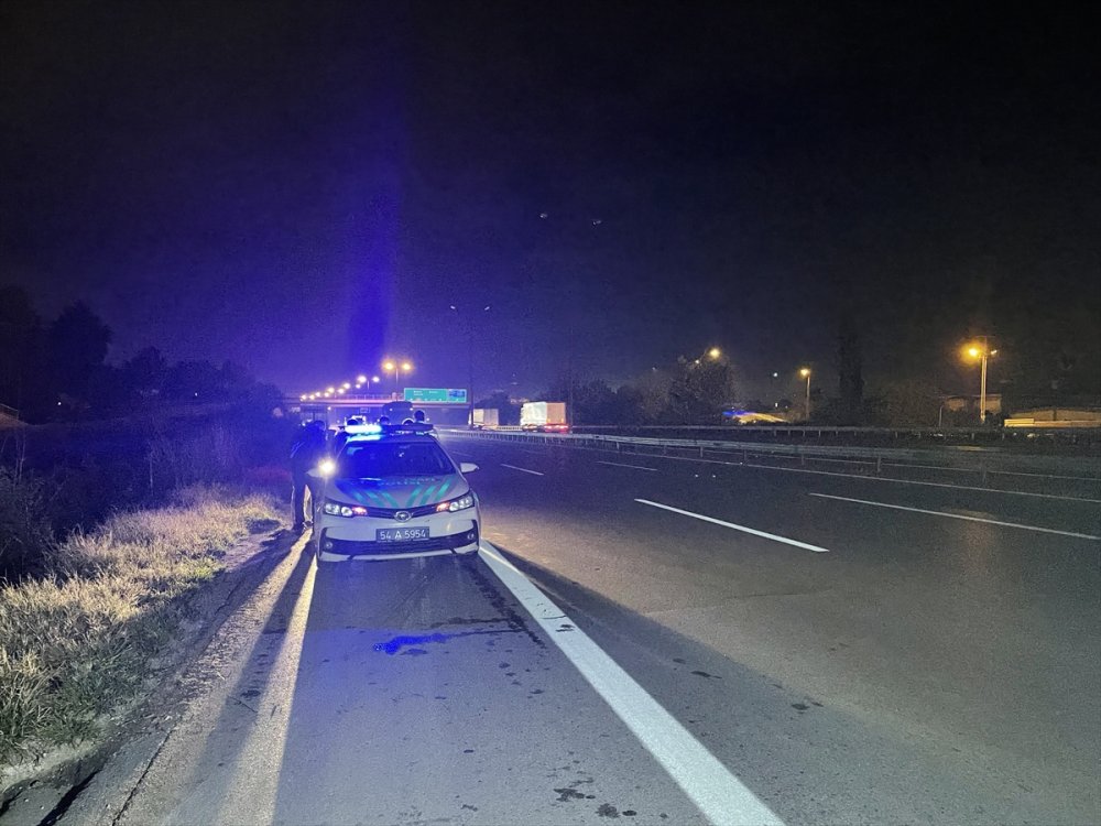 Anadolu Otoyolu'nda hafif ticari aracın devrilmesi sonucu 2 kişi yaralandı