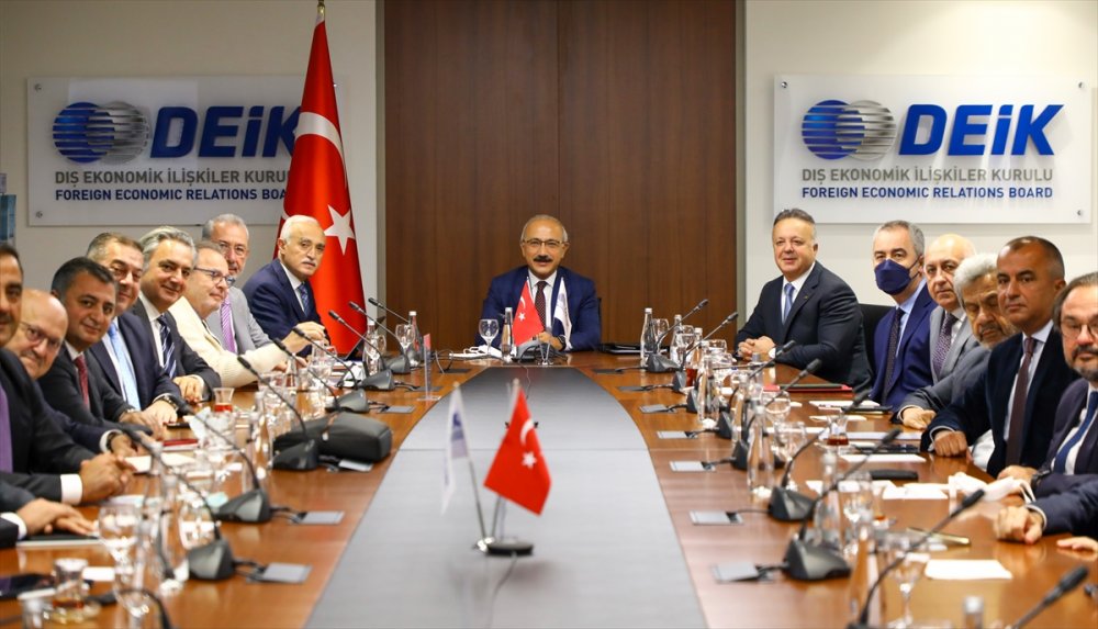 Hazine ve Maliye Bakanı Elvan, DEİK Başkanı Olpak ve beraberindeki heyeti kabul etti