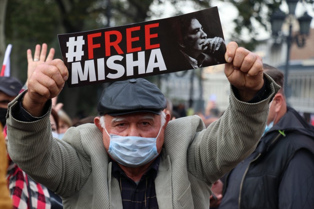 Gürcistan'da binlerce kişi tutuklu eski Cumhurbaşkanı Saakaşvili için sokağa çıktı