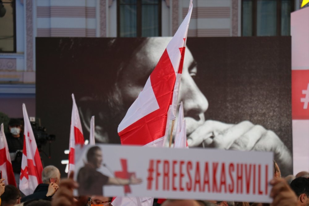 Gürcistan'da binlerce kişi tutuklu eski Cumhurbaşkanı Saakaşvili için sokağa çıktı