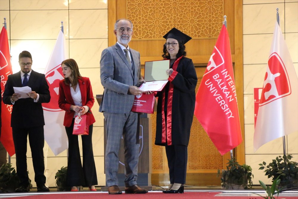 Uluslararası Balkan Üniversitesinde mezuniyet heyecanı