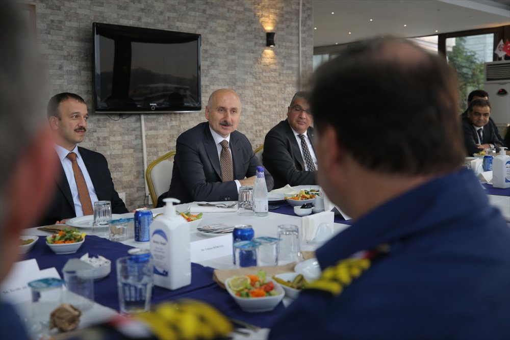 Bakan Karaismailoğlu kılavuz kaptanlarla bir araya geldi