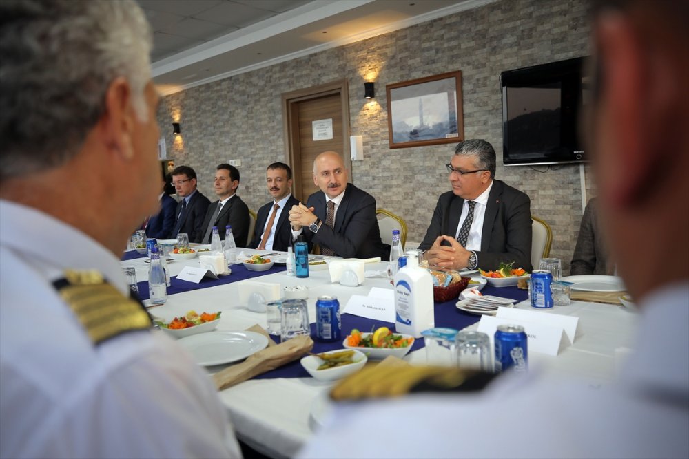 Bakan Karaismailoğlu kılavuz kaptanlarla bir araya geldi