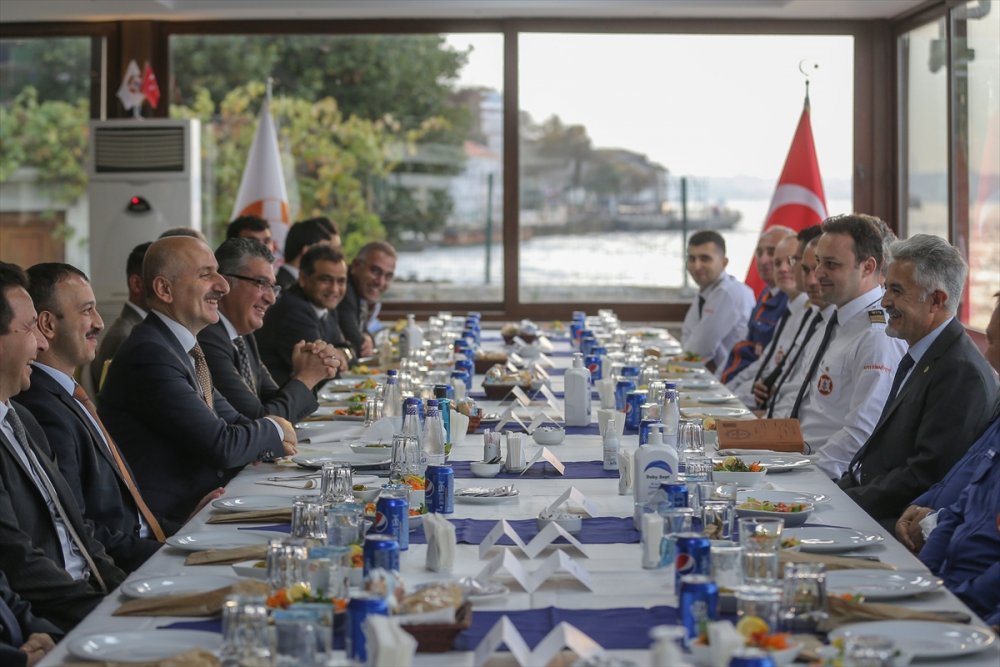 Bakan Karaismailoğlu kılavuz kaptanlarla bir araya geldi