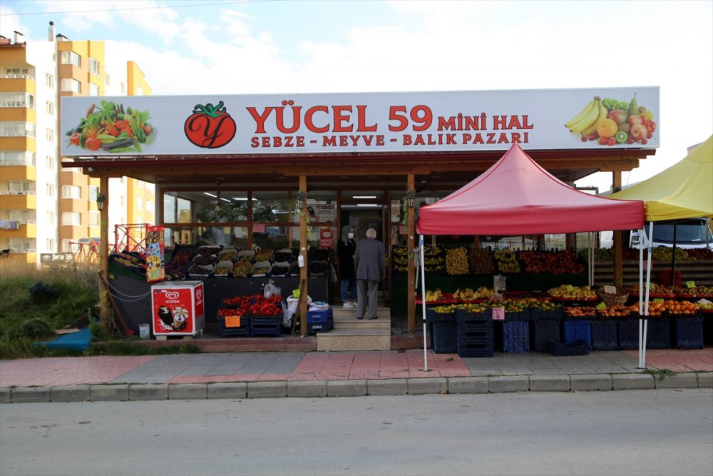 Arkadaşının manavdan aldığı mandalinanın parasını zarfa koyduğu bir notla ödedi