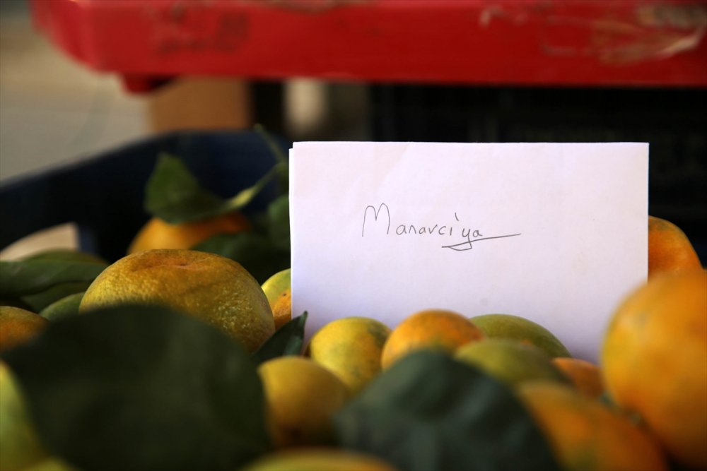 Arkadaşının manavdan aldığı mandalinanın parasını zarfa koyduğu bir notla ödedi