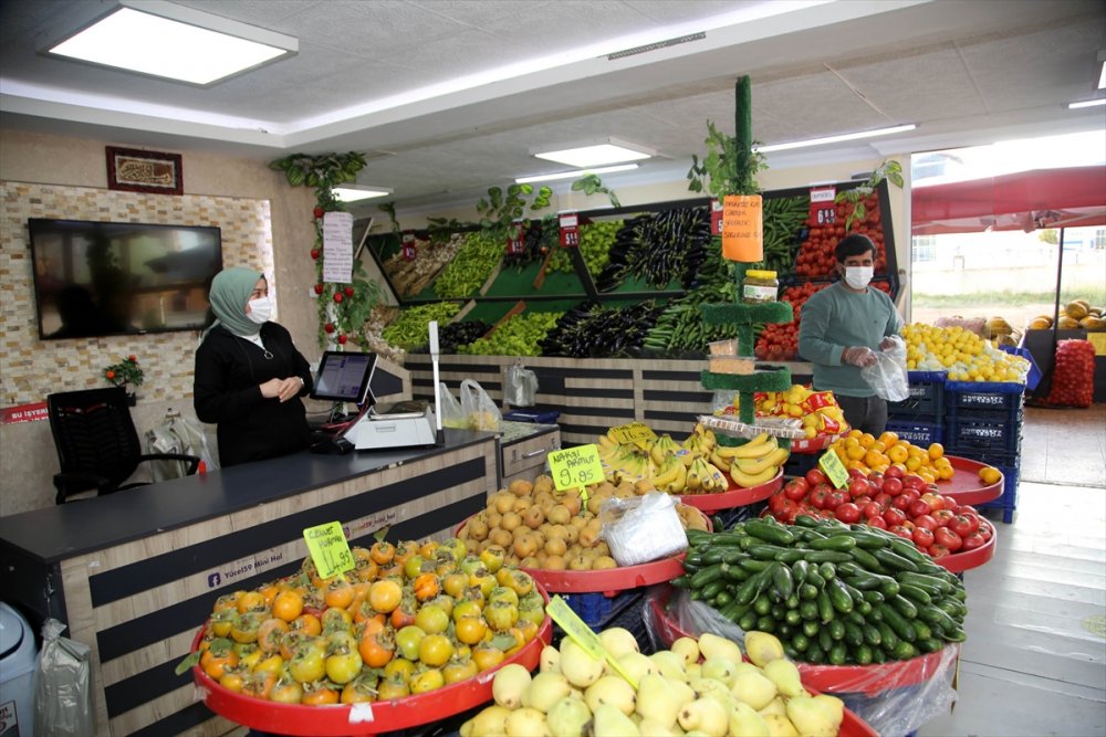 Arkadaşının manavdan aldığı mandalinanın parasını zarfa koyduğu bir notla ödedi