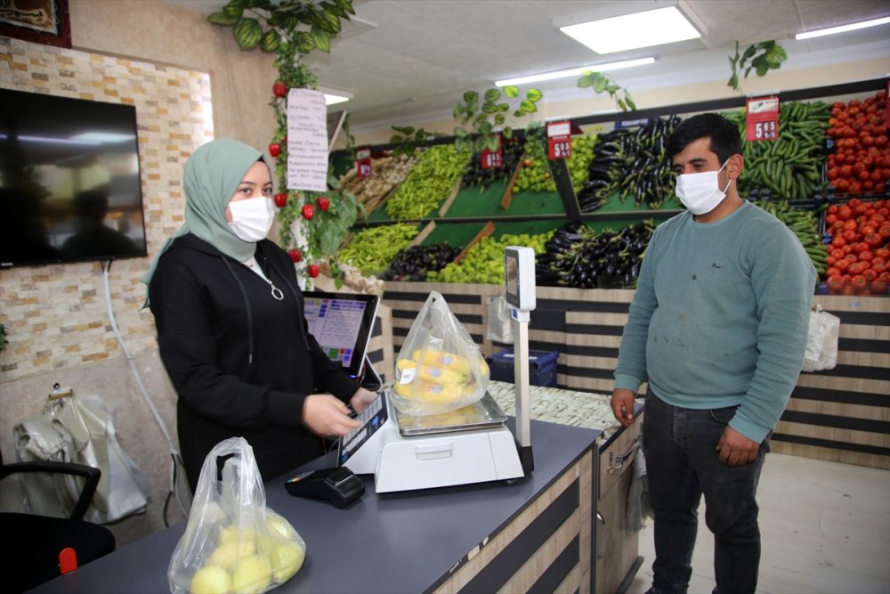 Arkadaşının manavdan aldığı mandalinanın parasını zarfa koyduğu bir notla ödedi